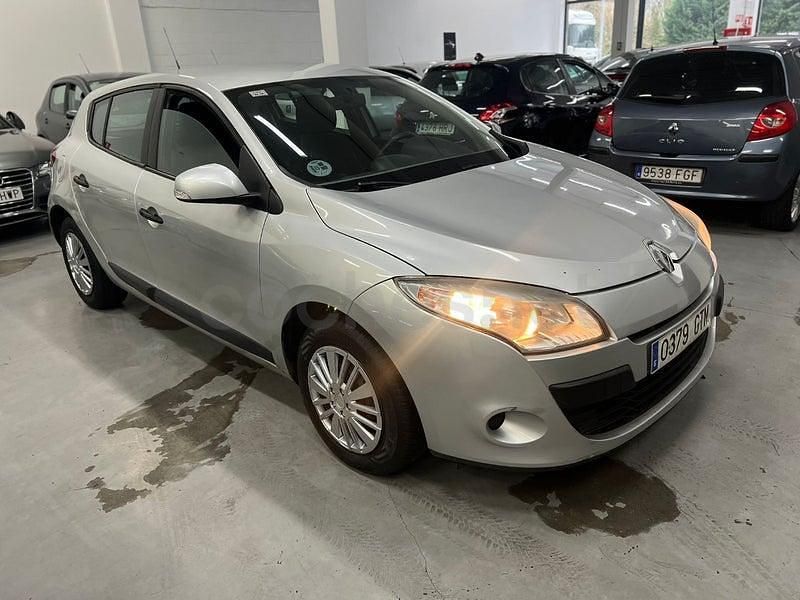 Usado Renault Mégane Authentique 85 CV (62 kW) 2010 Gris / plata Berlina