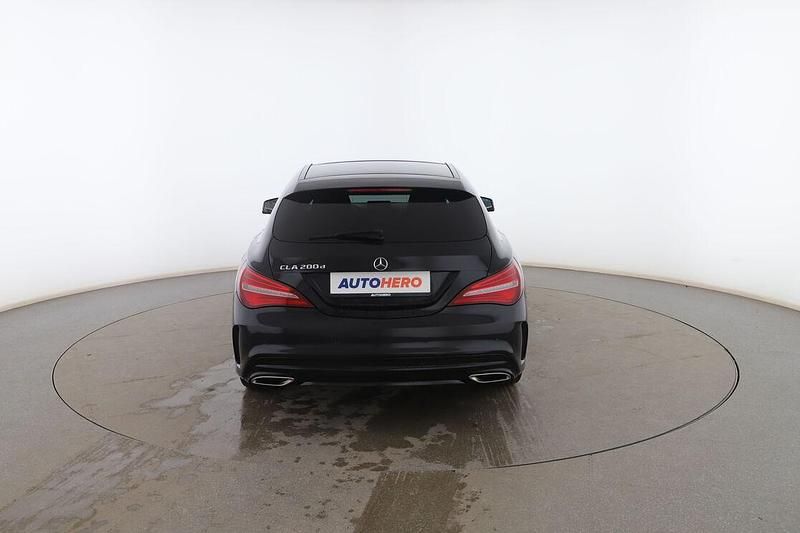 Usado Mercedes CLA200 Shooting Brake AMG line 135 CV (99 kW) 2018 Negro Familiar