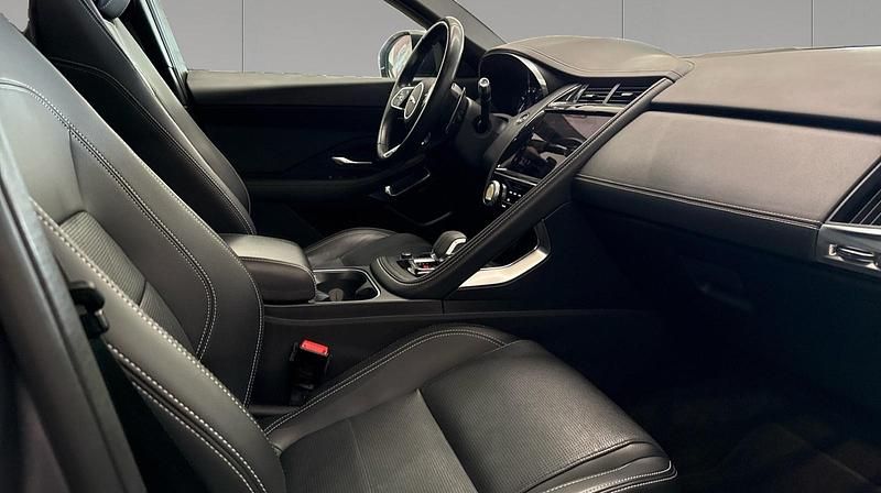 Usado Jaguar E-Pace R-Dynamic 204 CV (150 kW) 2022 Gris / plata SUV