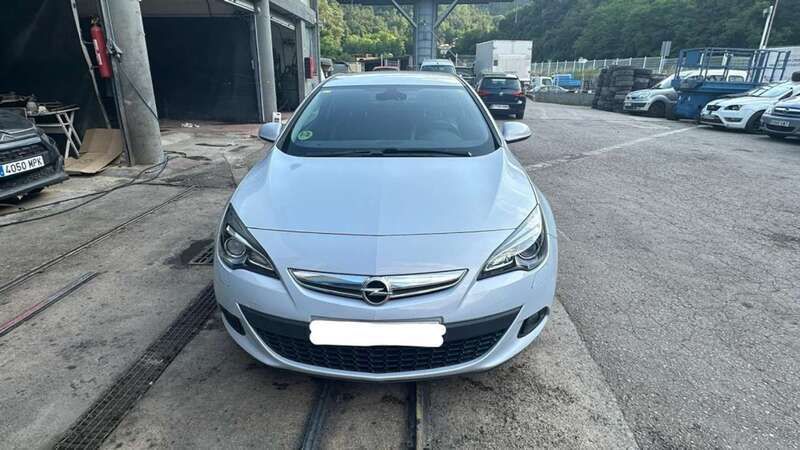 Usado Opel Astra GTC Sport 165 CV (121 kW) 2011 Azul Utilitario
