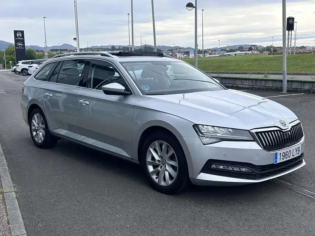Usado Skoda Superb Ambition 150 CV (110 kW) 2022 Gris Familiar