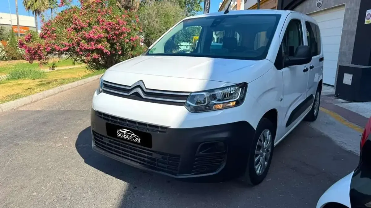 Usado Citroën Berlingo Live 102 CV (75 kW) 2022 Blanco Monovolumen