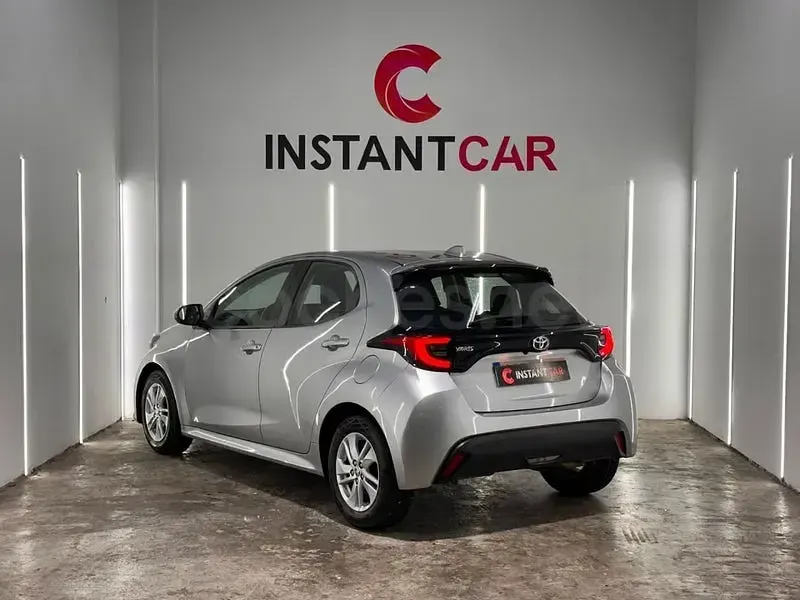 Usado Toyota Yaris 125 CV (91 kW) 2023 Gris / plata Utilitario