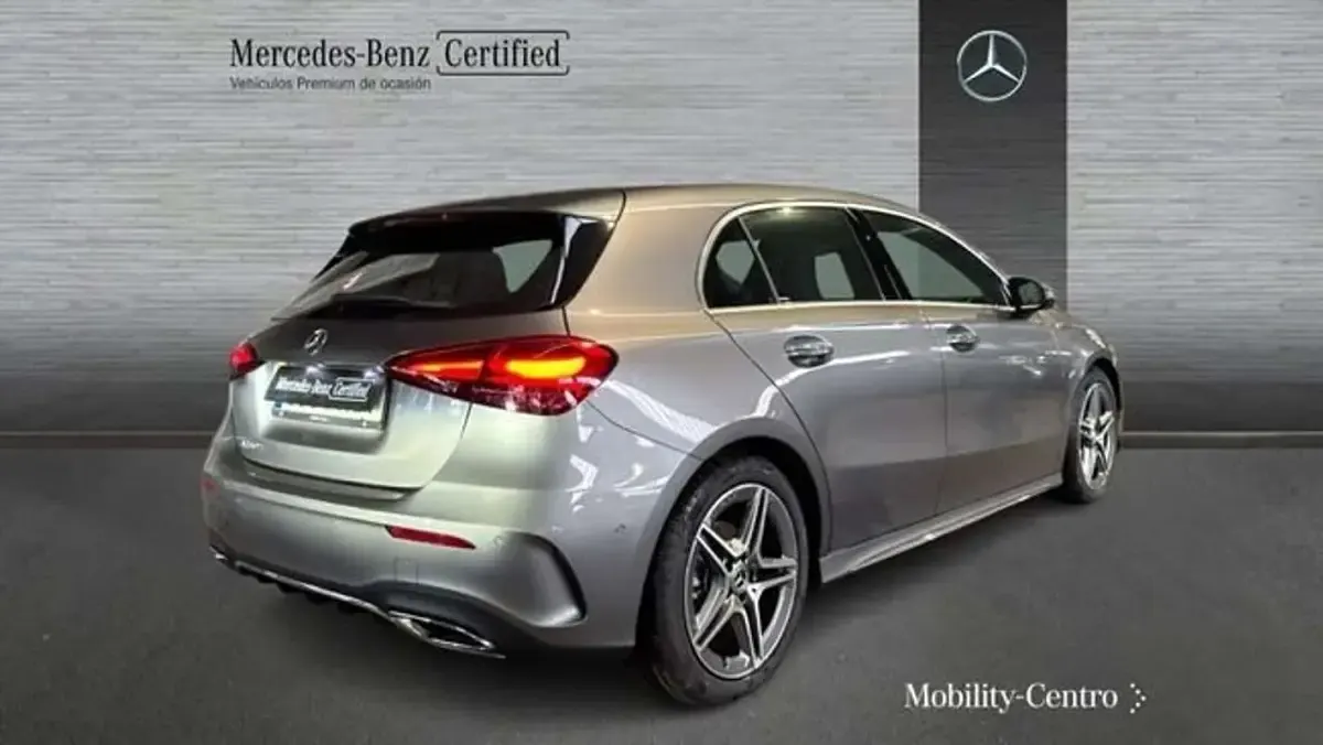 Usado Mercedes A180 109 CV (80 kW) 2024 Gris Utilitario