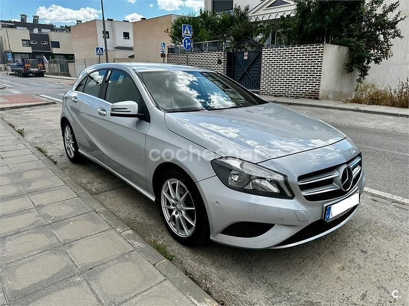 Usado Mercedes A180 Urban 122 CV (89 kW) 2015 Gris / plata Berlina