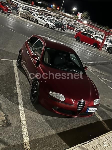 Granate Usado 2002 Alfa Romeo 147 Distinctive Utilitario | 2700 € (Precio justo) - Imagen 1/4