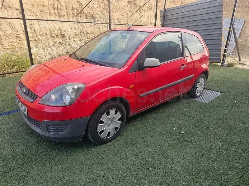 Usado Ford Fiesta Futura 80 CV (58 kW) 2007 Rojo Utilitario