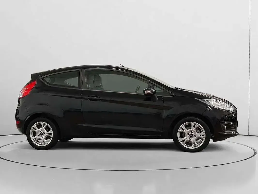 Usado Ford Fiesta Trend 101 CV (74 kW) 2013 Negro Utilitario