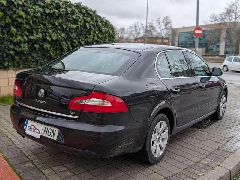 Usado Skoda Superb Elegance 160 CV (117 kW) 2011 Negro Berlina