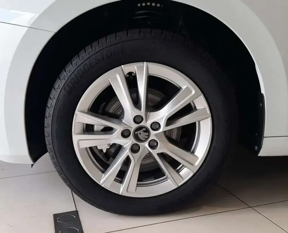 Usado Skoda Fabia Selection 95 CV (69 kW) 2025 Blanco Utilitario
