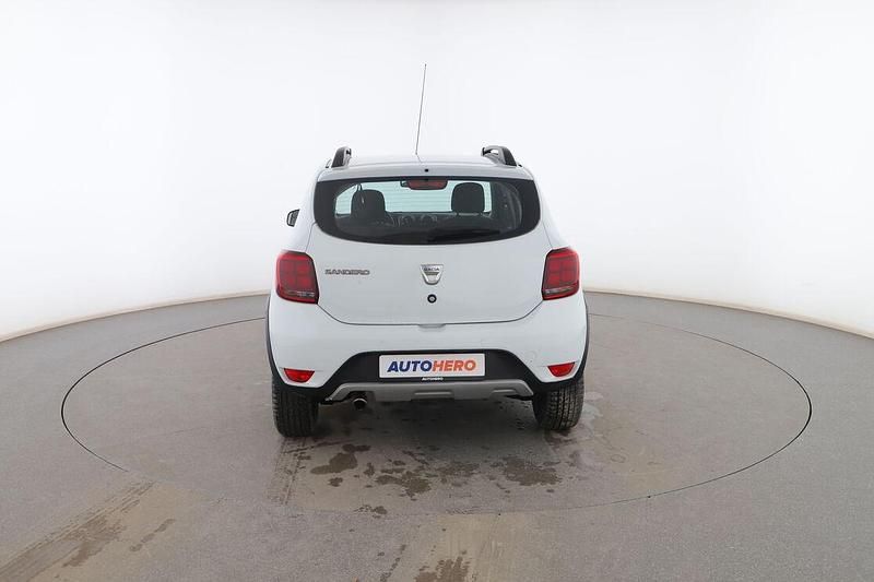 Usado Dacia Sandero Comfort 90 CV (66 kW) 2019 Blanco Utilitario