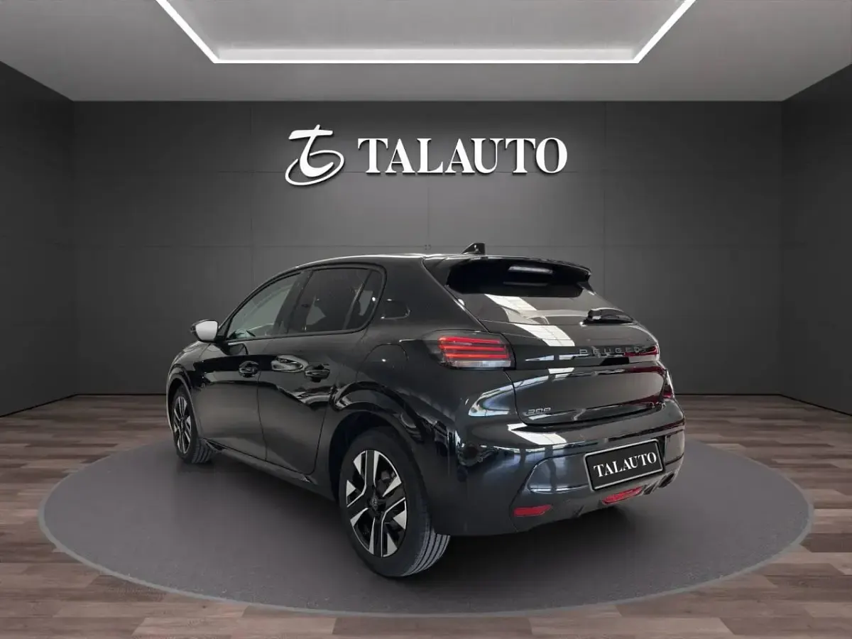 Nuevo Peugeot 208 Allure 100 CV (73 kW) 2025 Negro Utilitario