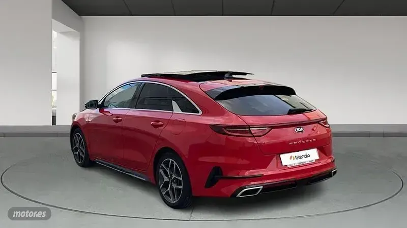 Usado Kia ProCeed GT-Line 120 CV (88 kW) 2019 Rojo Familiar