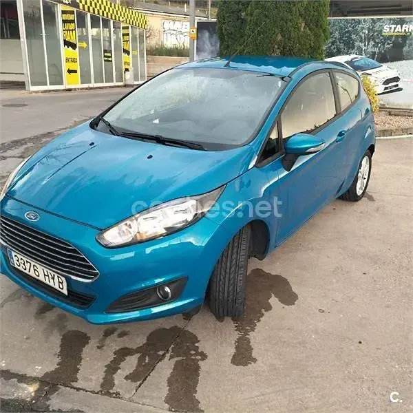 Usado Ford Fiesta 100 CV (73 kW) 2014 Azul Utilitario