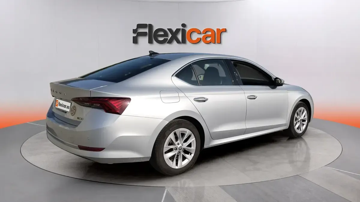 Usado Skoda Octavia Selection 110 CV (80 kW) 2024 Gris Berlina
