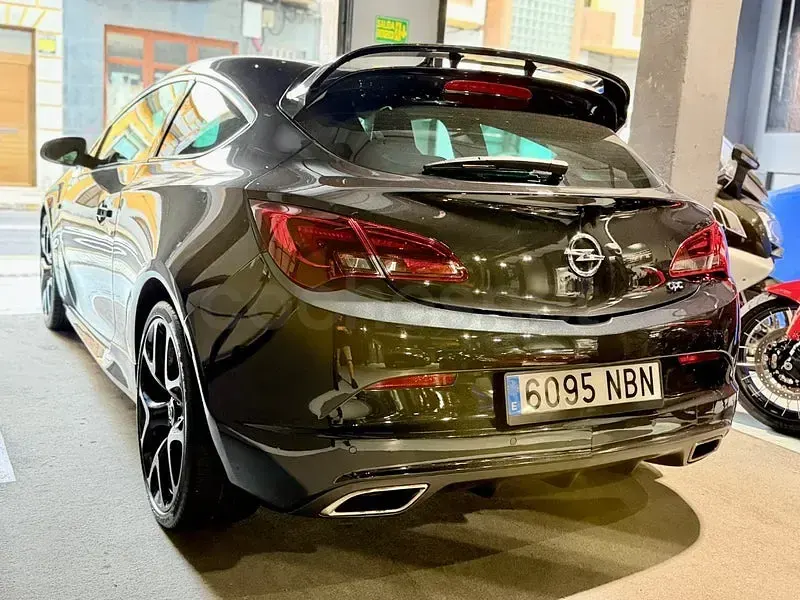 Usado Opel Astra GTC OPC 280 CV (205 kW) 2012 Negro Berlina