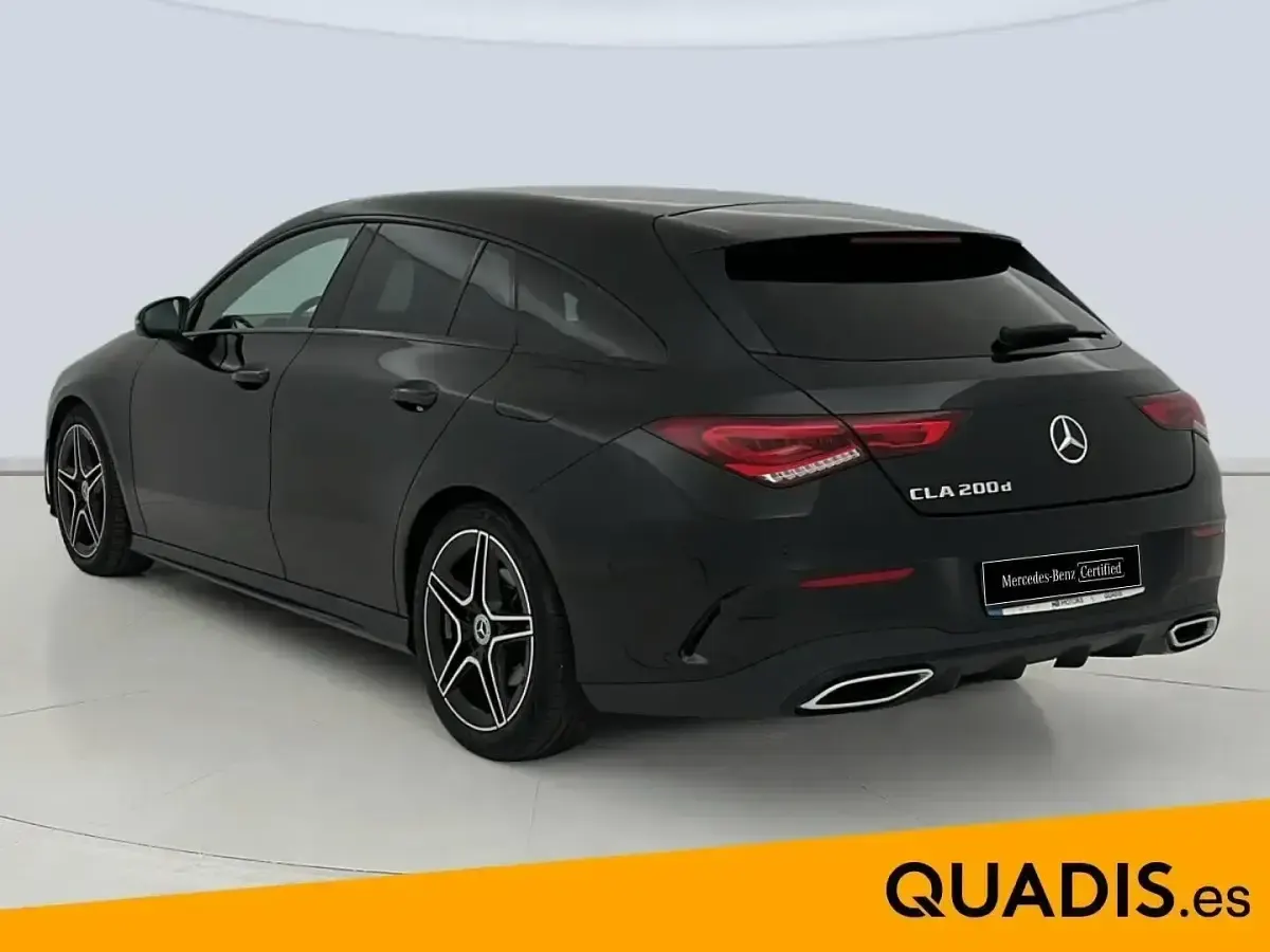 Usado Mercedes CLA200 150 CV (110 kW) 2022 Negro Familiar
