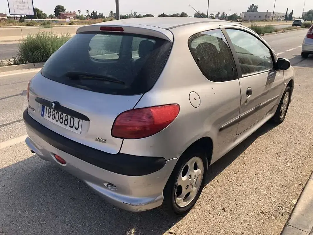 Usado Peugeot 206 90 CV (66 kW) 2001 Gris Utilitario