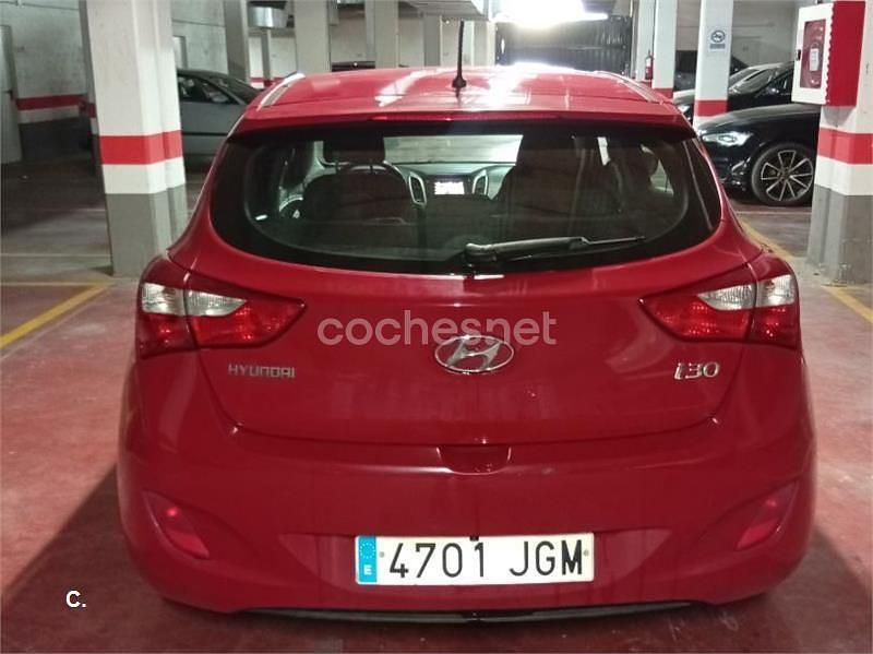 Usado Hyundai i30 90 CV (66 kW) 2015 Rojo Berlina