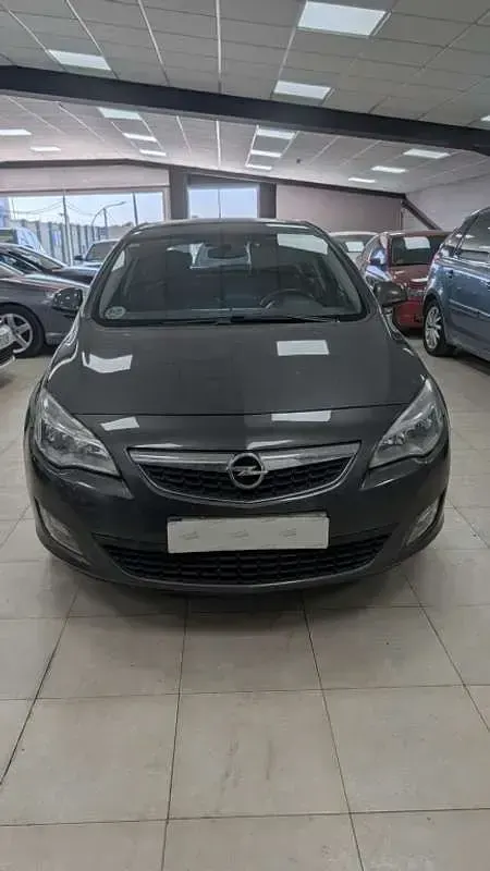Usado Opel Astra Excellence 110 CV (80 kW) 2012 Negro Utilitario