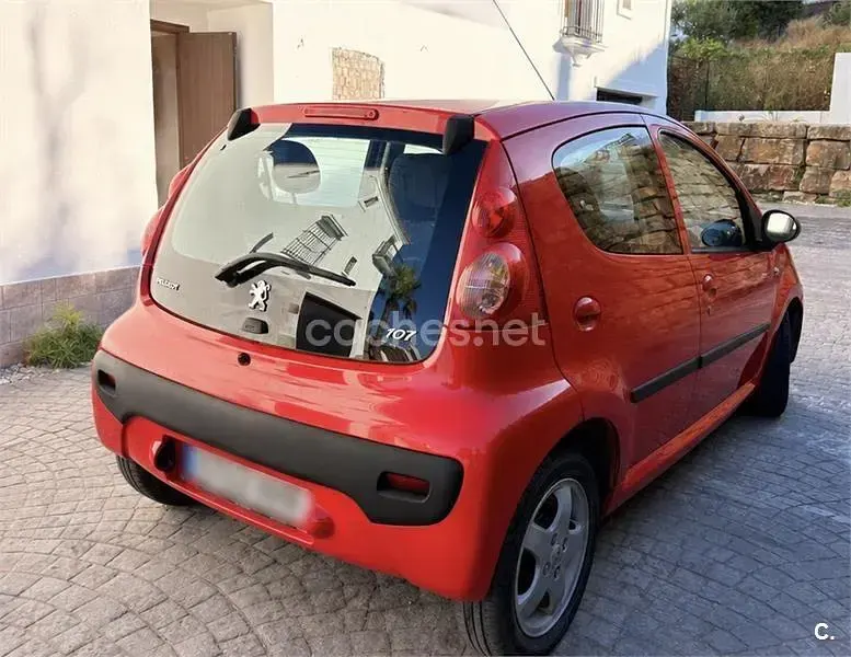 Usado Peugeot 107 68 CV (50 kW) 2011 Rojo Utilitario