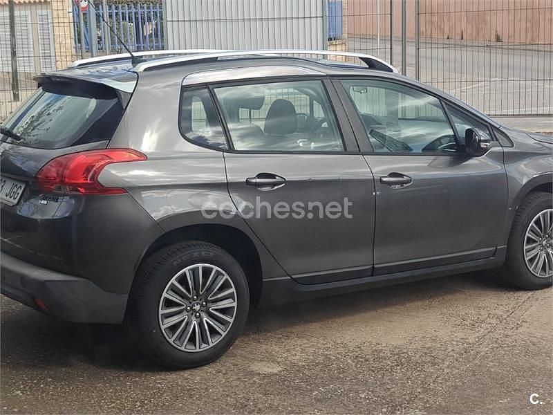 Usado Peugeot 2008 Active 92 CV (67 kW) 2015 Gris / plata SUV