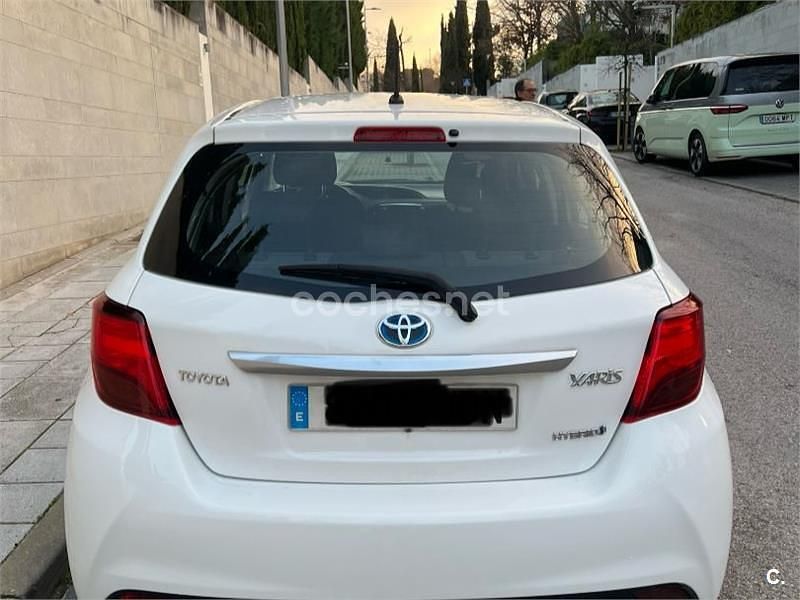 Usado Toyota Yaris Hybrid Active 100 CV (73 kW) 2014 Blanco Berlina