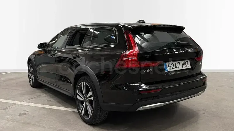 Usado Volvo V60 CC Core 197 CV (144 kW) 2022 Negro Familiar
