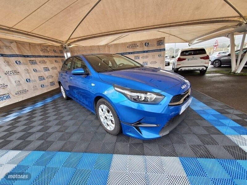 Azul Usado 2023 Kia Ceed Berlina | 17.900 € (Precio justo) - Imagen 1/4