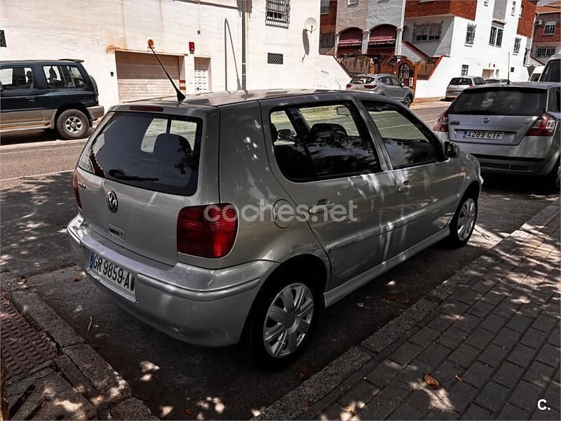Usado VW Polo 60 CV (44 kW) 2000 Gris / plata Berlina