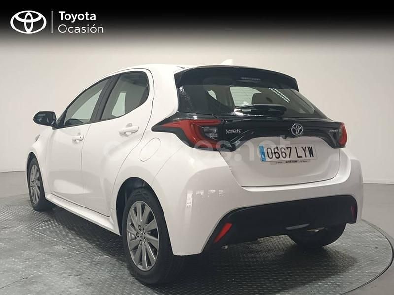 Usado Toyota Yaris Hybrid Active 116 CV (85 kW) 2022 Blanco Berlina