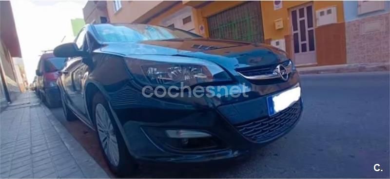 Usado Opel Astra Selective 110 HP (80 kW) 2013 Azul Sedan