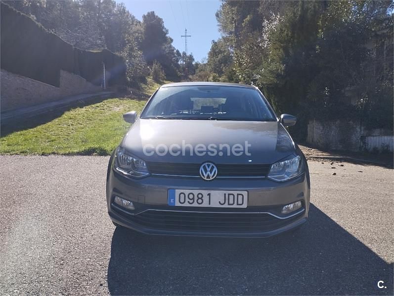 Usado VW Polo Advance 90 CV (66 kW) 2015 Gris / plata Berlina