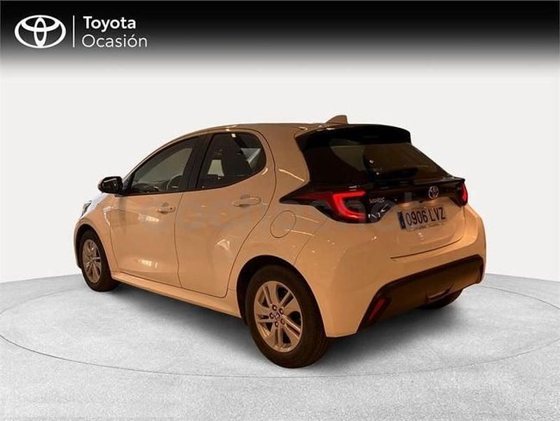 Usado Toyota Yaris Hybrid Active 116 CV (85 kW) 2022 Blanco Berlina