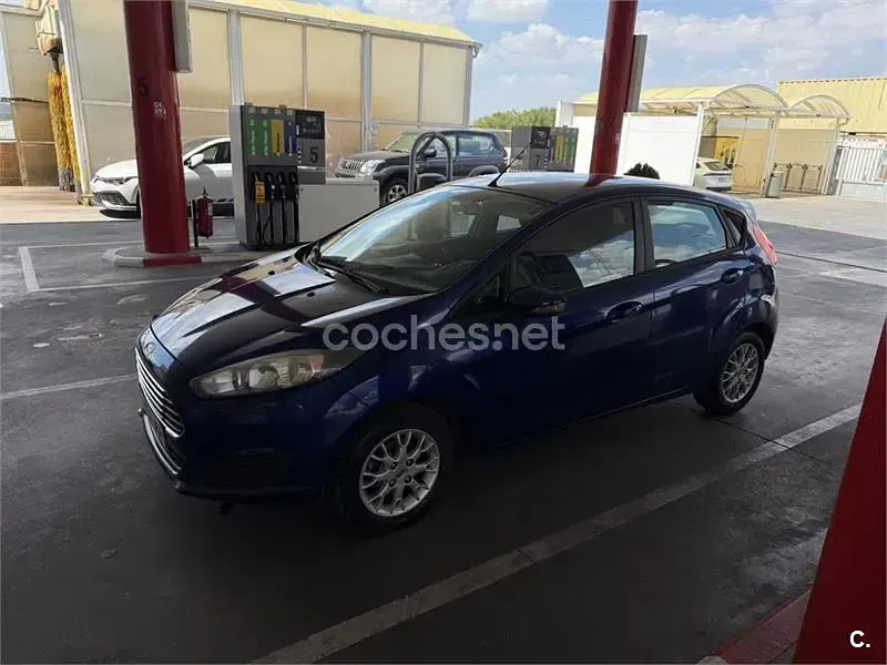 Usado Ford Fiesta Trend 82 CV (60 kW) 2015 Azul Utilitario