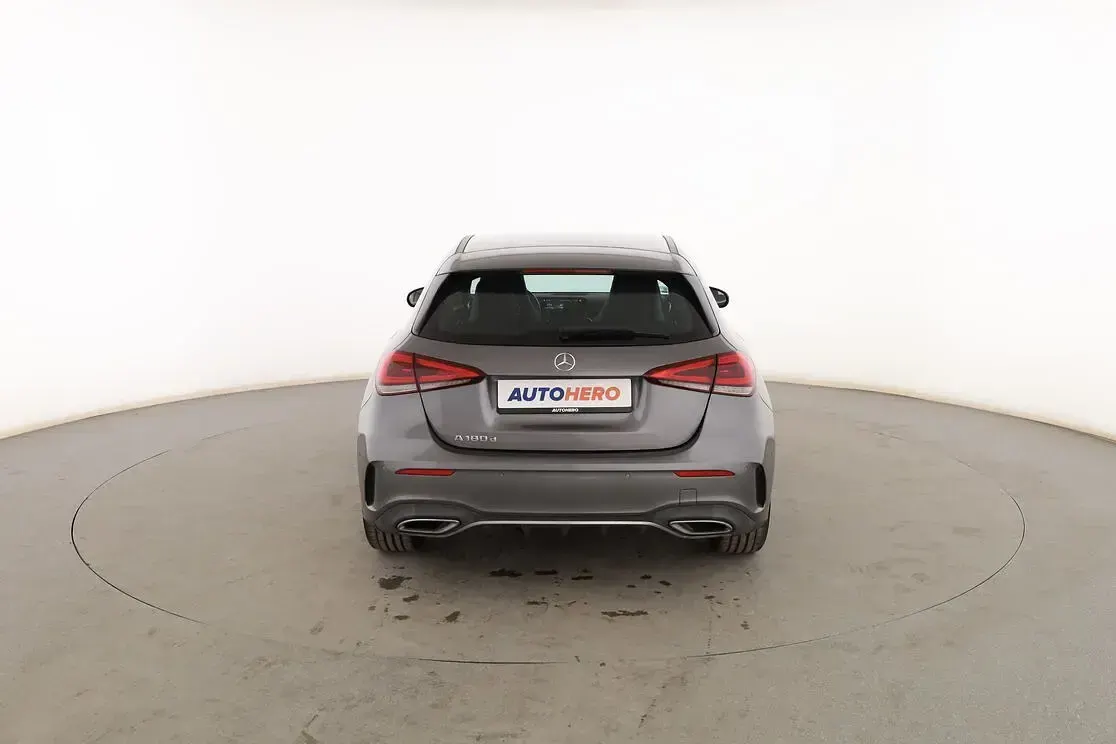 Usado Mercedes A180 115 CV (84 kW) 2018 Gris Berlina