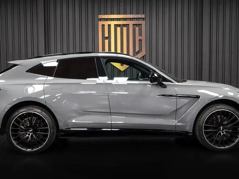 Usado Aston Martin DBX 551 CV (405 kW) 2022 Gris / plata SUV