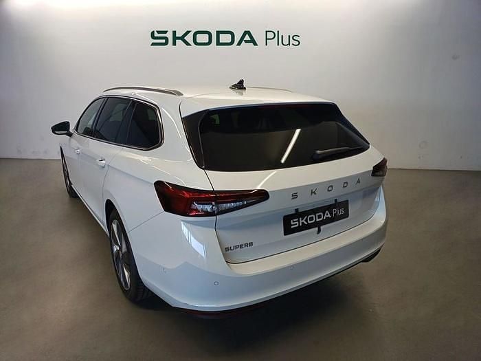 Usado Skoda Superb Selection 150 CV (110 kW) 2024 Blanco Familiar