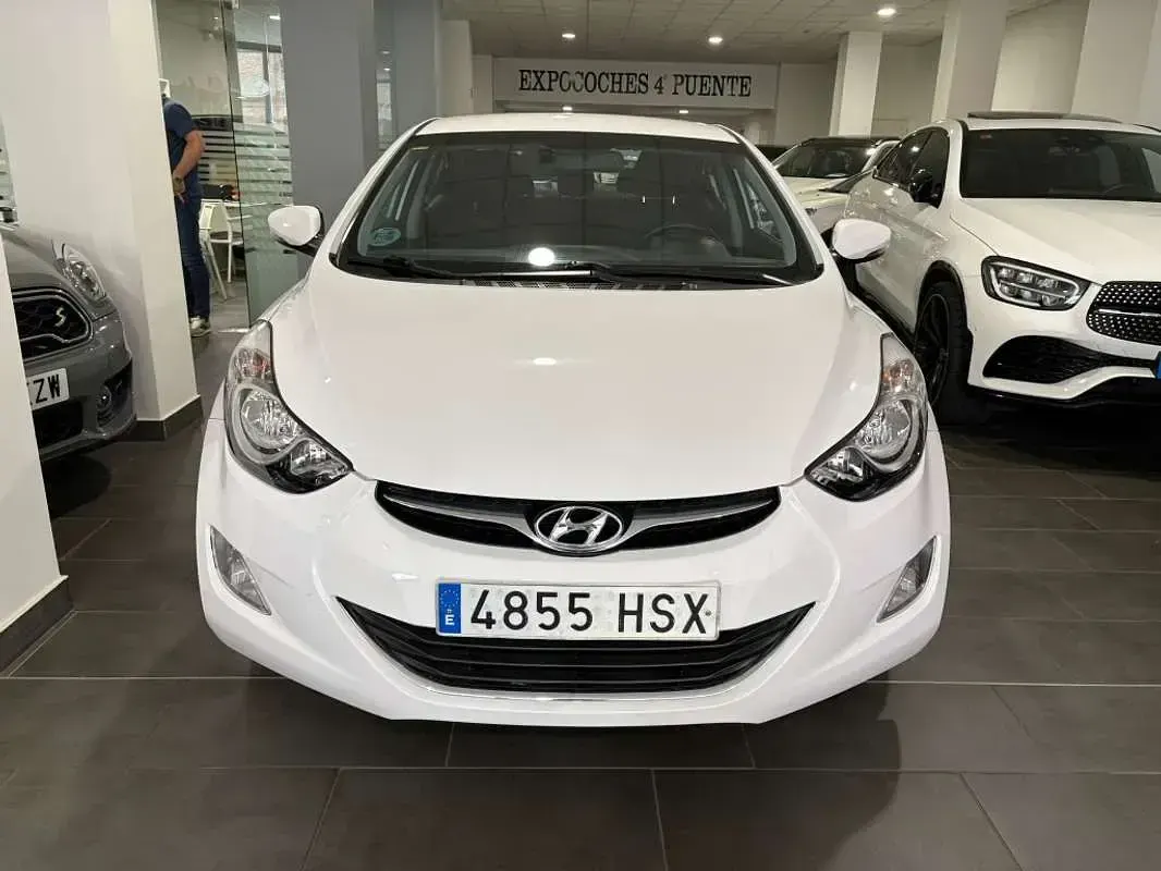 Usado Hyundai Elantra Comfort 132 CV (97 kW) 2013 Blanco Utilitario