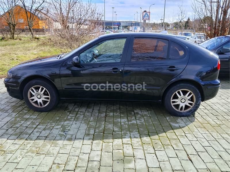 Usado Seat Leon Stella 105 CV (77 kW) 2003 Negro Utilitario