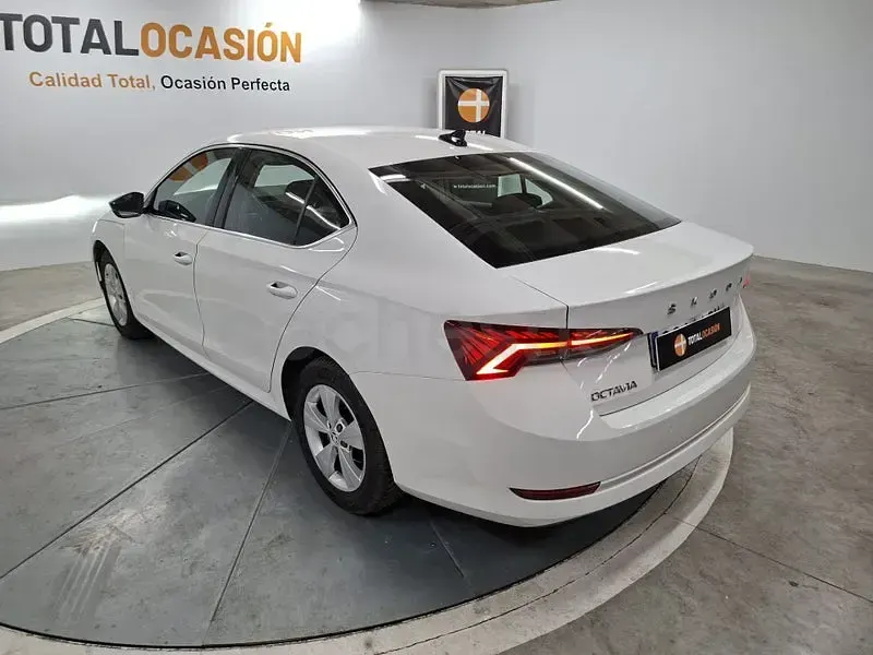 Usado Skoda Octavia Ambition 150 CV (110 kW) 2021 Blanco Berlina