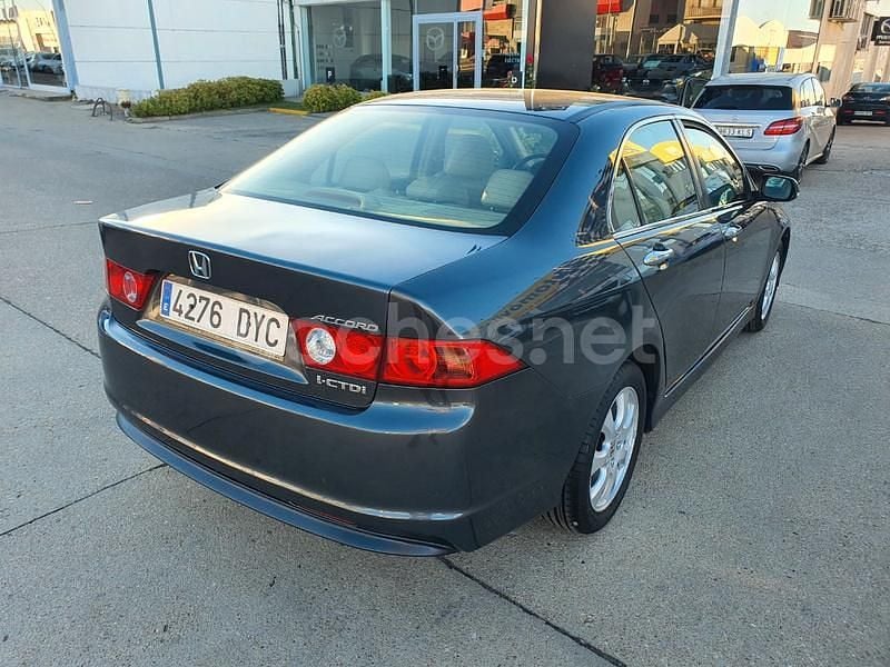 Usado Honda Accord Executive 140 CV (102 kW) 2006 Gris / plata Berlina