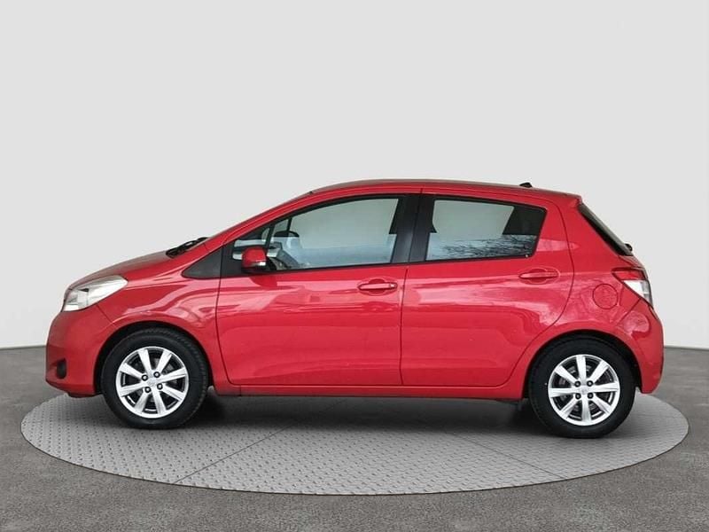 Usado Toyota Yaris City 69 CV (50 kW) 2013 Rojo Utilitario