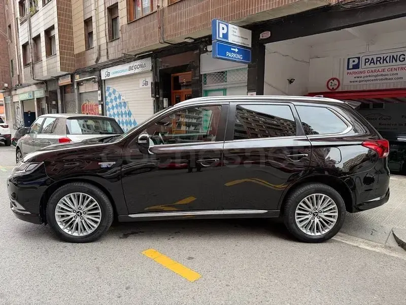 Usado Mitsubishi Outlander P-HEV 203 CV (149 kW) 2018 Negro SUV
