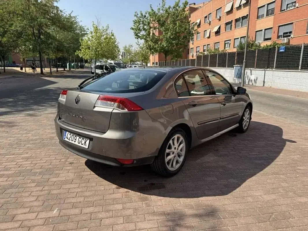 Usado Renault Laguna III Expression 150 CV (110 kW) 2009 Marrón Berlina