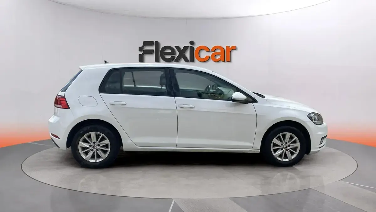 Usado VW Golf VII 110 CV (80 kW) 2018 Blanco Berlina