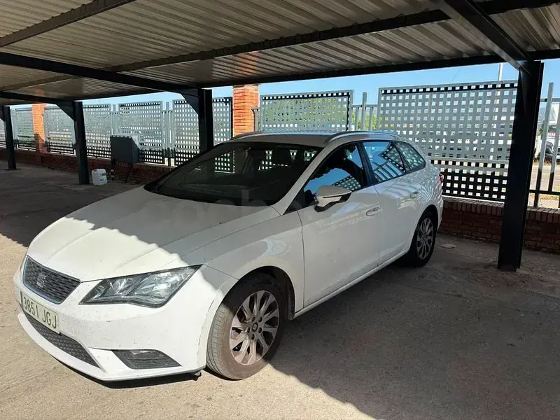 Usado Seat Leon 4Drive 105 CV (77 kW) 2015 Blanco Familiar