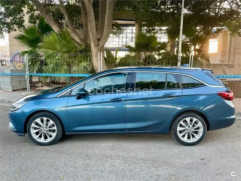 Usado Opel Astra Excellence 136 CV (100 kW) 2017 Azul Familiar