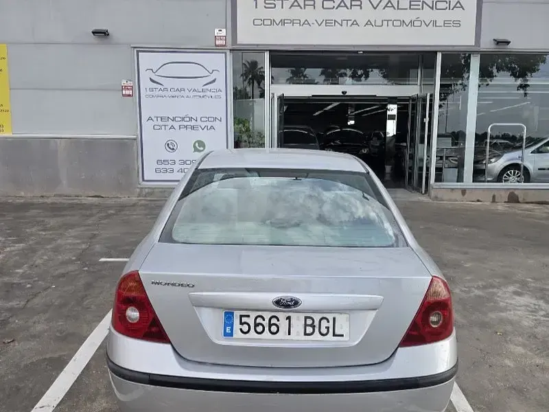 Usado Ford Mondeo Ghia 170 CV (125 kW) 2001 Gris / plata Berlina