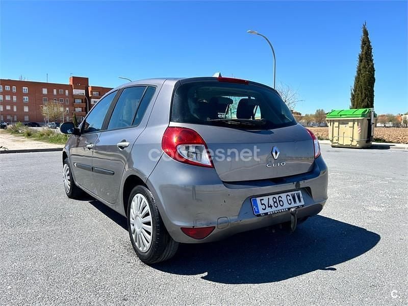 Usado Renault Clio II Authentique 70 CV (51 kW) 2010 Gris / plata Berlina